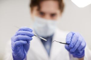 un dentista acercandose a alguien con miedo al dentista