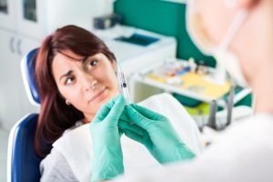 paciente con miedo preguntandose si es peligrosa la sedación dental