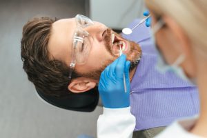hombre en una intervención en el dentista sin dolor