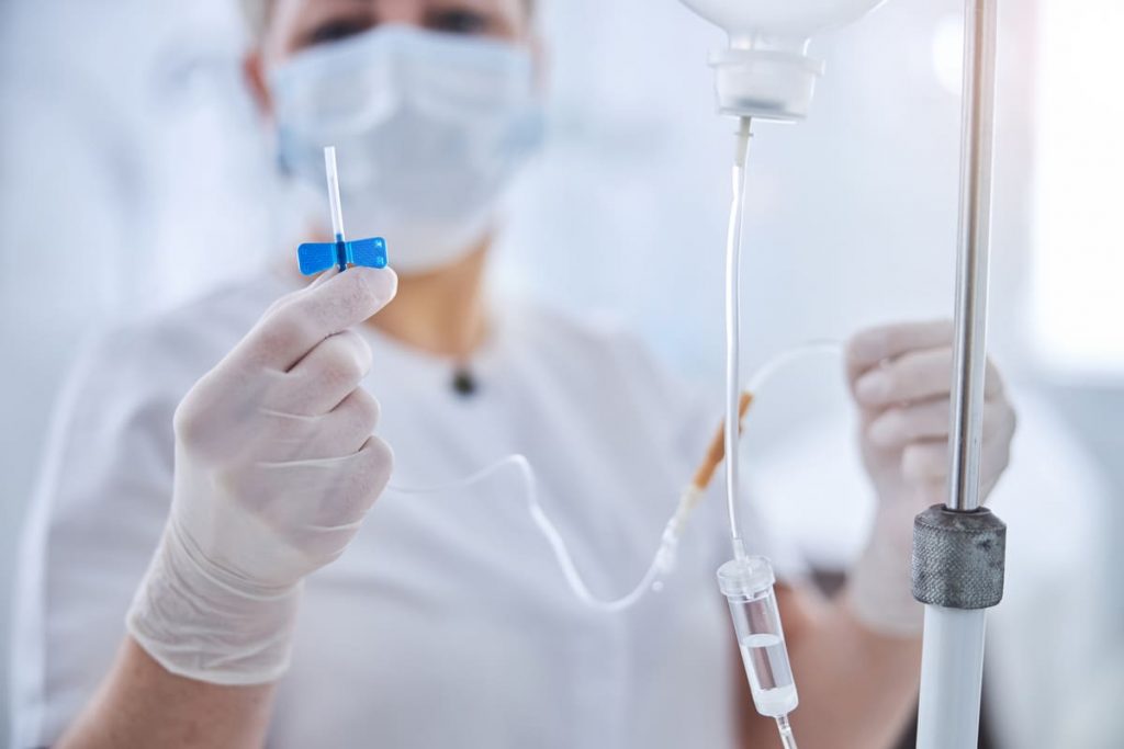 médico preprarando la sedación intravenosa para tratamientos dentales con sedación consciente