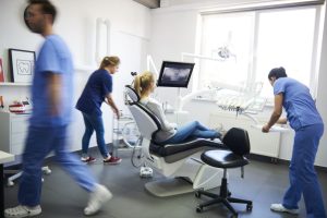 clínica dental con paciente y profesionales usando sedación consciente para clínicas dentales