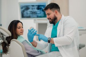 dentista explicando a paciente la recuperación con sedación consciente