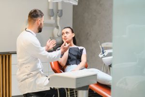 paciente con miedo al dentista en adultos en una clínica dental